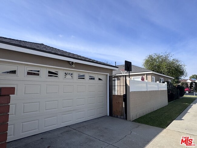 Building Photo - 344 N Spruce St