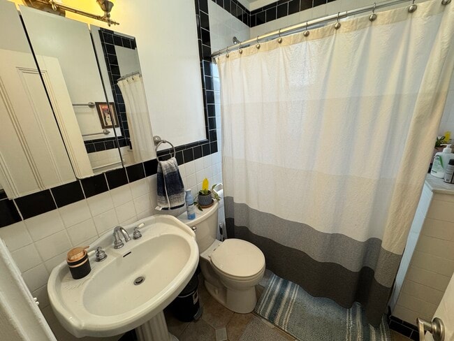 Building Photo - 176 Elm St