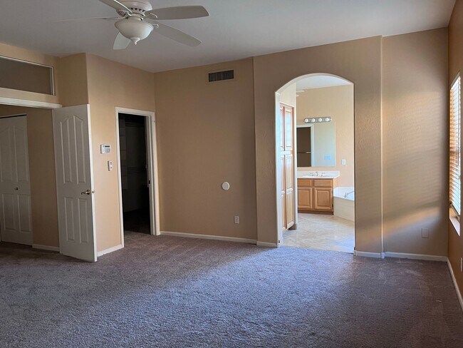 Building Photo - 4746 W Carla Vista Dr
