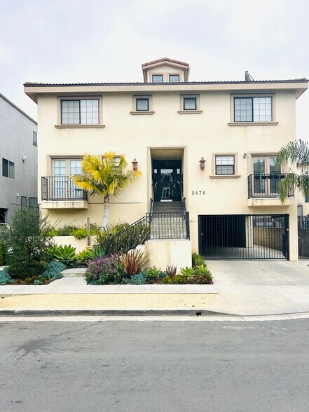 Front of building - 2470 Corinth Ave