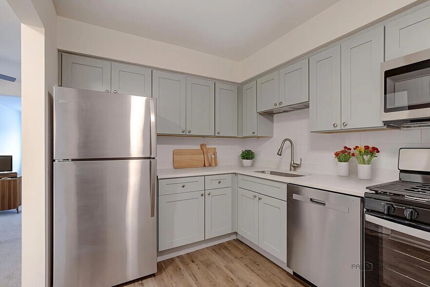 Primary Photo - 705 S Milwaukee Ave