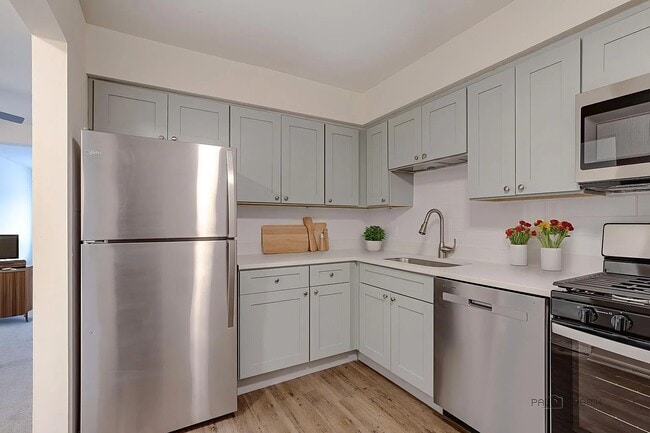 Building Photo - 705 S Milwaukee Ave