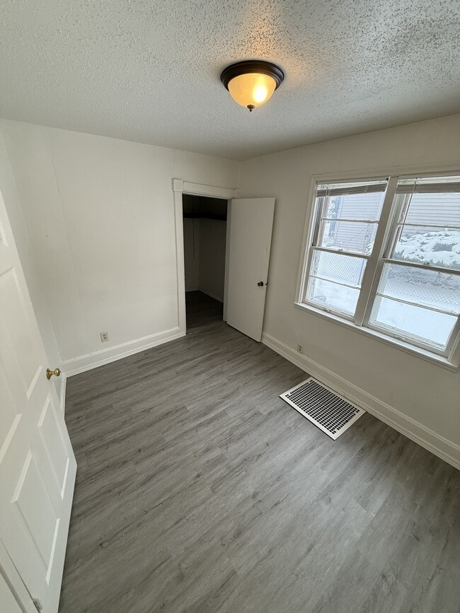 Building Photo - 74 Jessamine Ave W