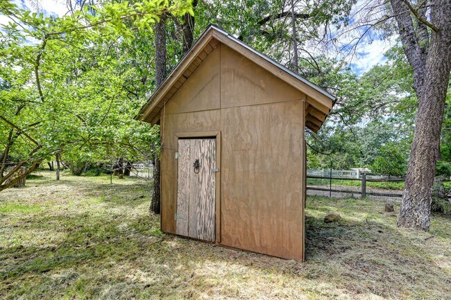 Building Photo - Country living in Beautiful Meadow Vista