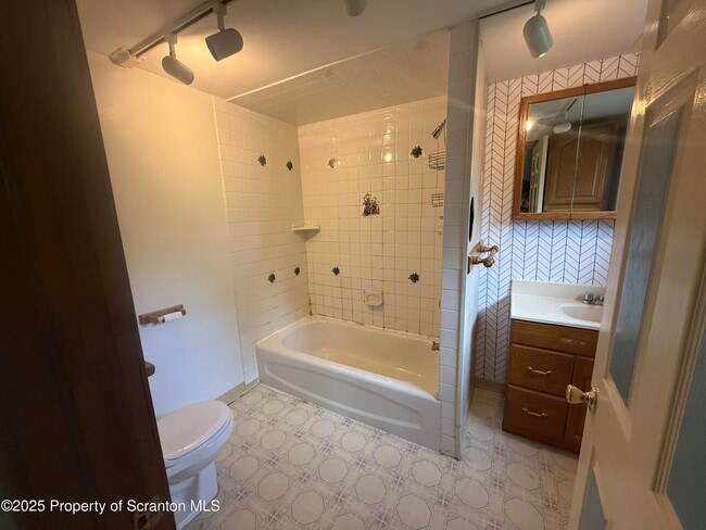 Building Photo - 1349 Capouse Ave