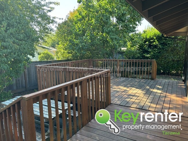 Building Photo - 2722 Cambridge Dr