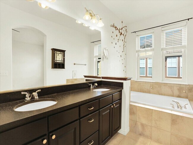Building Photo - Spacious 3BR Townhome in Littleton