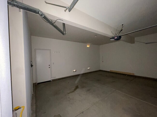 Building Photo - 3 bedroom, 2.5 bath Home located in the Gated College Lane Community in Redlands, CA