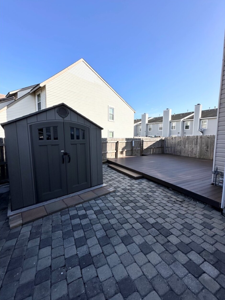 Building Photo - 713 Quesnel Dr