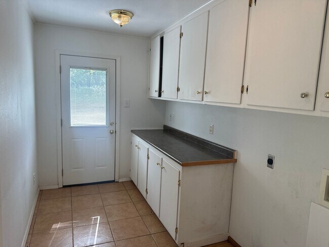 Building Photo - 2213 Suanne Dr