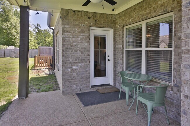 Building Photo - Luxurious 5 bedroom home in Atoka has it all!