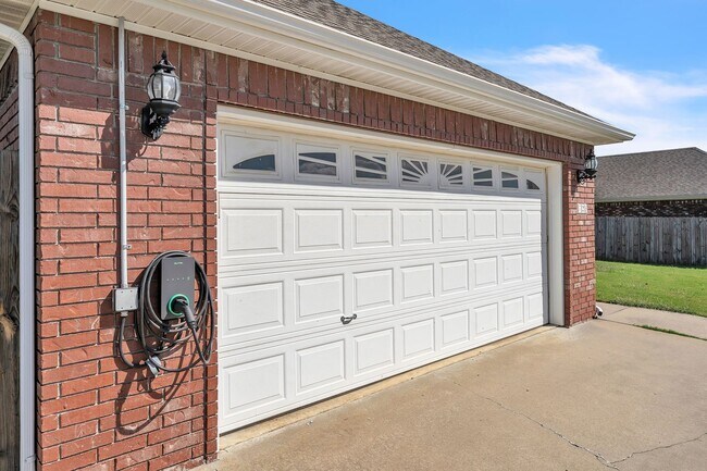 Building Photo - 3/2 Home with EV Charger, Great Outdoor Sp...