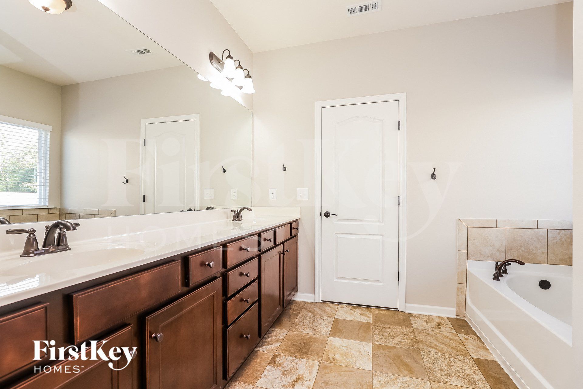 Building Photo - 831 Mesa Verde Pl