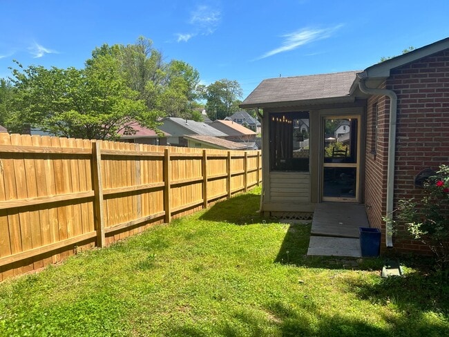 Building Photo - Cute 2 Bed/1.5Bath Home in the Heart of We...