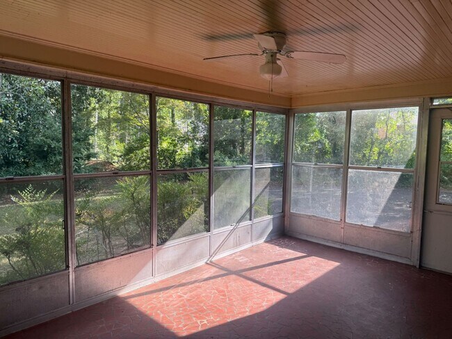 Building Photo - ComingSoon! 3 bedroom 2 bathroom home located in Stanley!