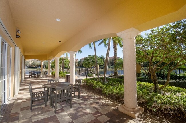 Building Photo - 11860 Valencia Gardens Ave