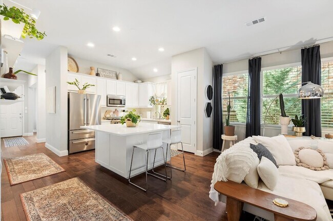 Building Photo - 4520 Del Rey Ave