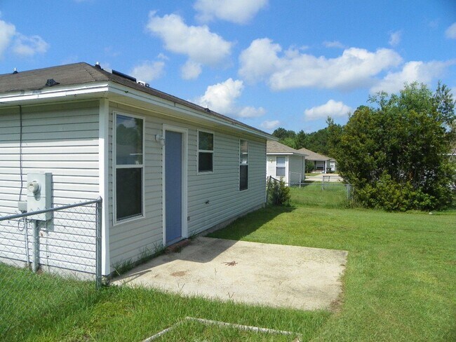Building Photo - 3 Bedroom Home Near Blue Angel Pkwy – Spac...