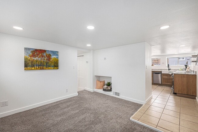 Building Photo - Duplex unit near Downtown! Utilities included!