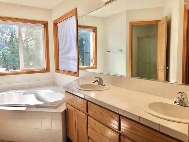 Building Photo - Spacious 4-Bedroom House in North Newberg near park and schools