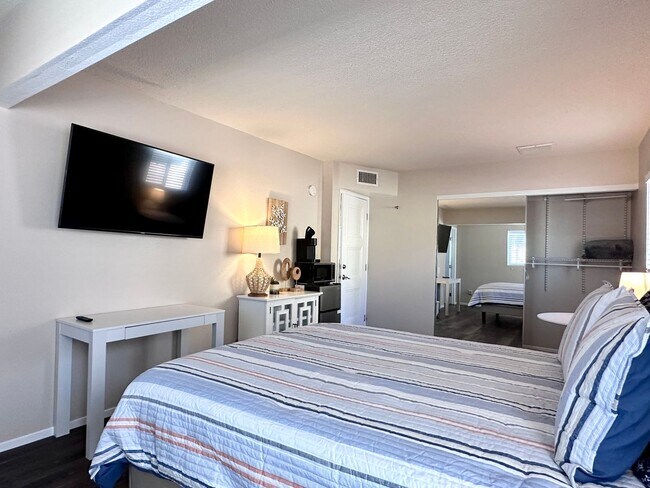 Building Photo - Private Room for Rent