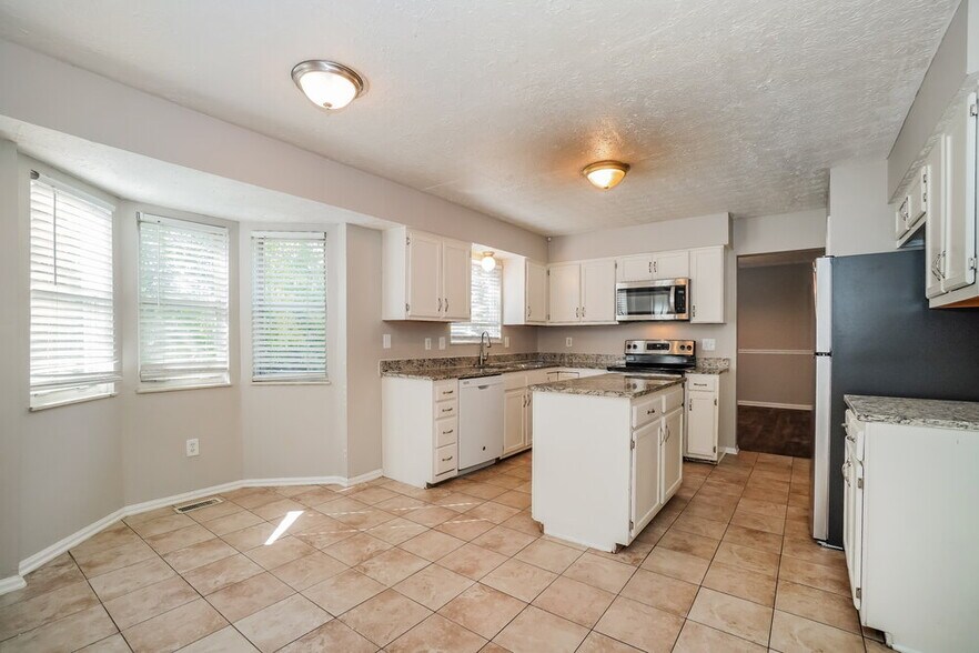 Building Photo - 593 Bridgewater Ct