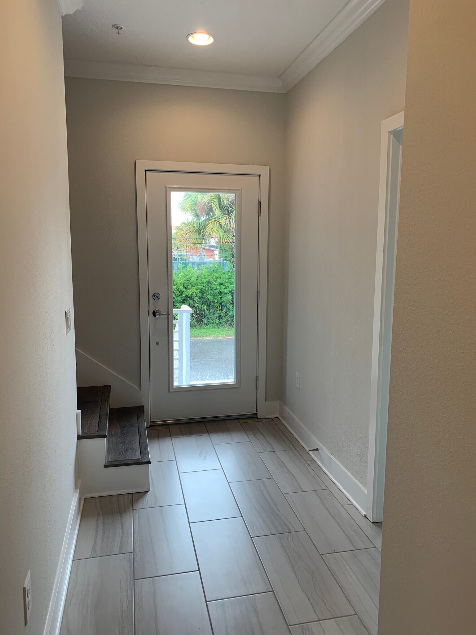 Foyer - 946 Highland Ave