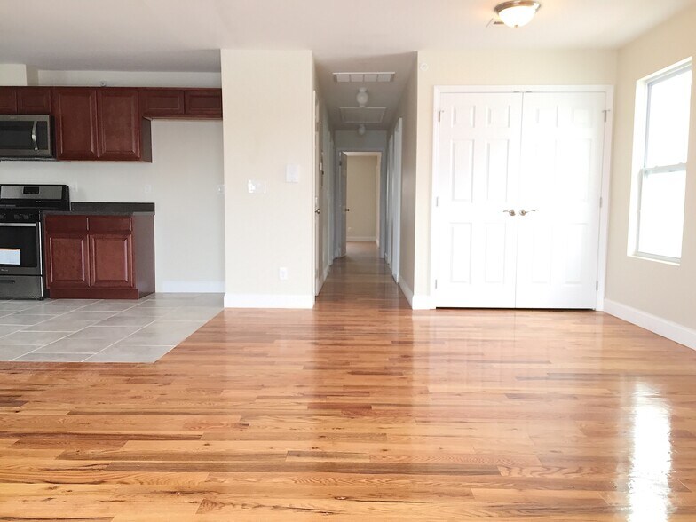 Building Photo - 270 S 20th St