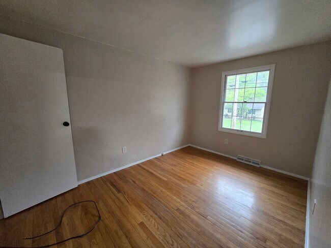 Building Photo - Beautiful 3 Bedroom Split Entry - Plum School District - AVAILABLE NOW