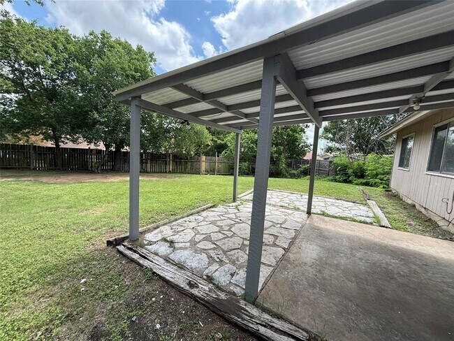 Building Photo - 1109 Village Green Dr