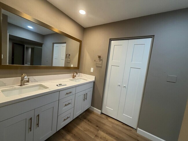 Building Photo - 9225 N Arroya Vista Dr W