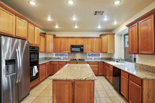 Building Photo - 4 Bedroom, Queens Ridge Guard Gated Commun...