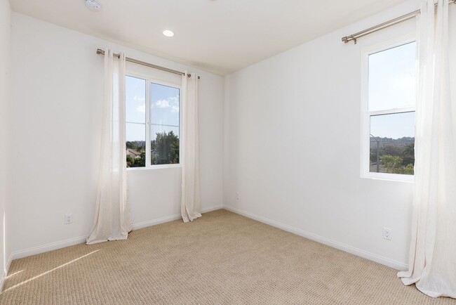 Building Photo - Beautiful 4Br/3.5Ba Townhome - Brand New C...
