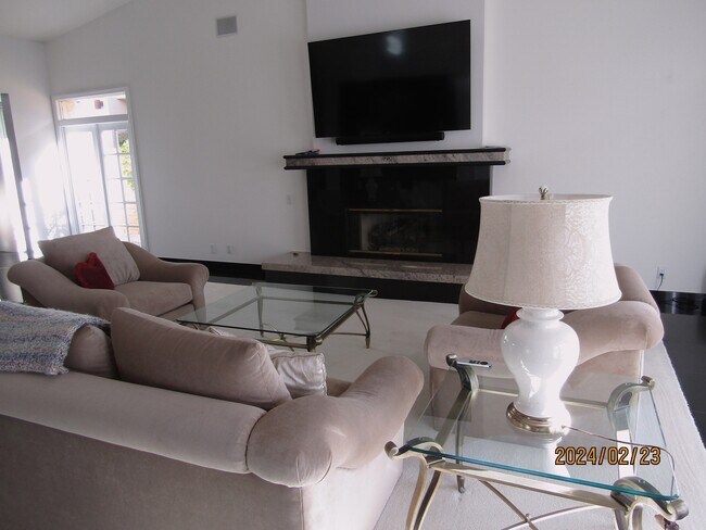 Building Photo - 48600 Shady View Dr