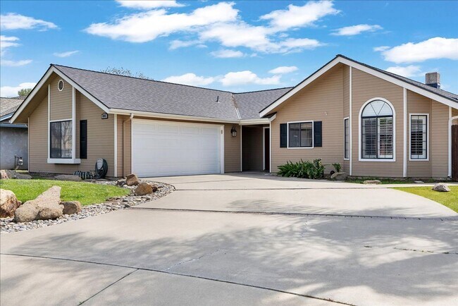 Building Photo - This home is loaded with upgrades and space in North Hanford.  Call today!