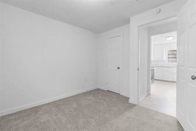 Building Photo - 16643 Lake Cir