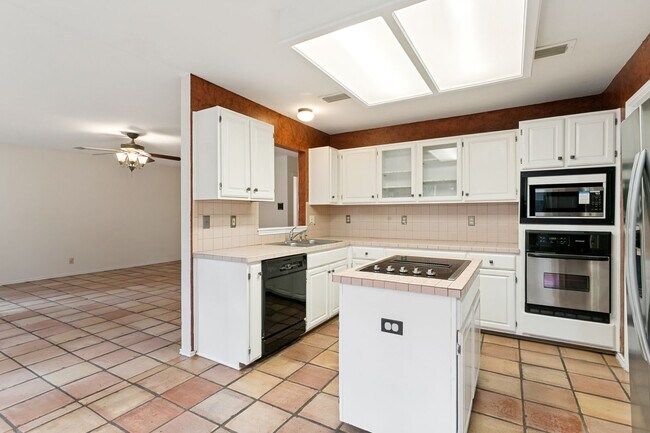 Building Photo - 2535 Chestnut Bend