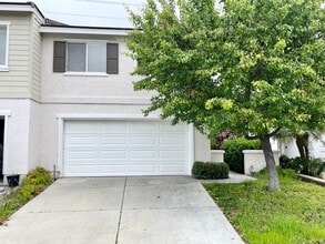 Building Photo - Spacious Home in Ivey Pointe!