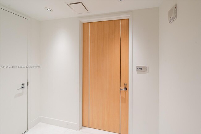 Building Photo - 15701 Collins Ave