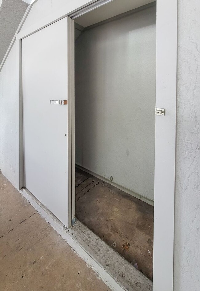 Building Photo - Rarely Available 2BR / 2.5Bath / 2 Parking Carport with 2 Storage Lockers at Nuuanu Streamside!