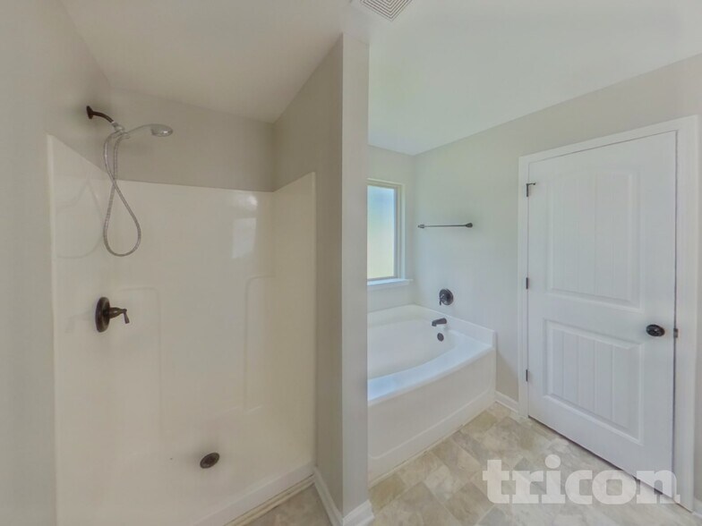 Building Photo - 155 Hickory Hills Dr