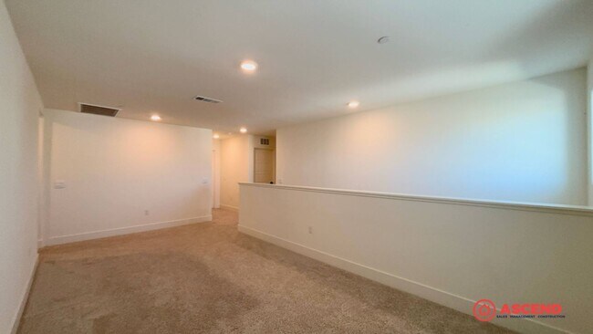 Building Photo - Lovely Home Near Frontier Highschool!