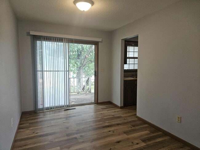 Building Photo - 207 Country Villa Ln