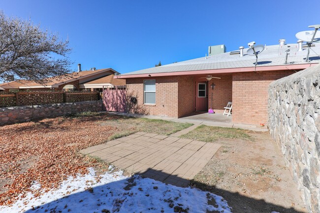 Building Photo - Private 2 bedroom, 1 bath with Fenced in B...