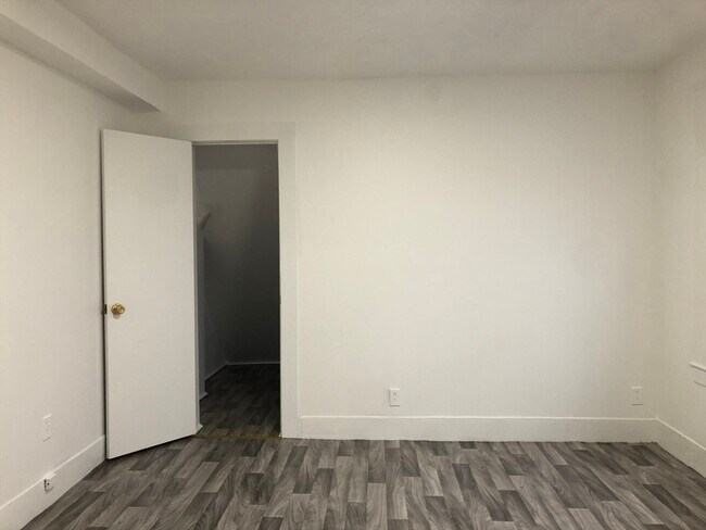 Building Photo - 14 K K Terrace