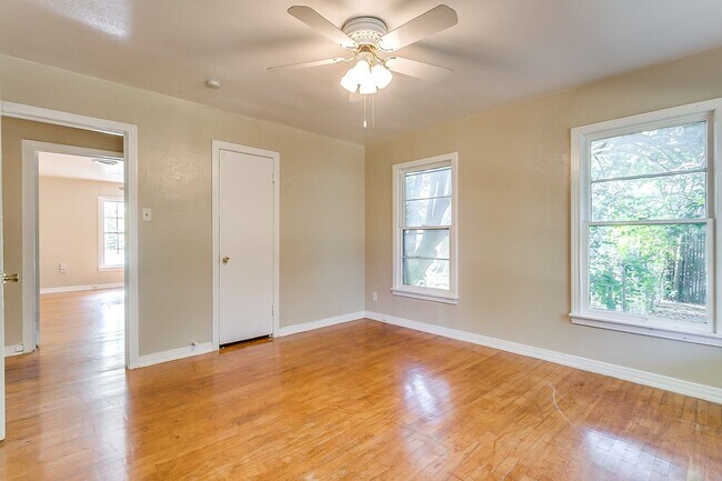 Building Photo - Ready for New Tenants- 2 bedroom 1 bath with an Additional Flex Room  Minutes from TCU- 76109