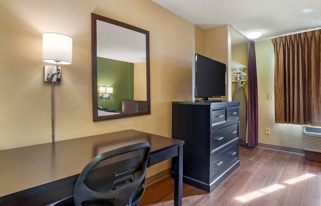 Building Photo - Furnished Studio-Palm Springs - Airport