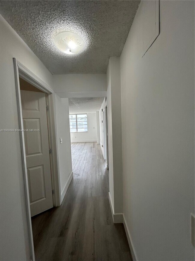 Building Photo - 1250 NE 125th St