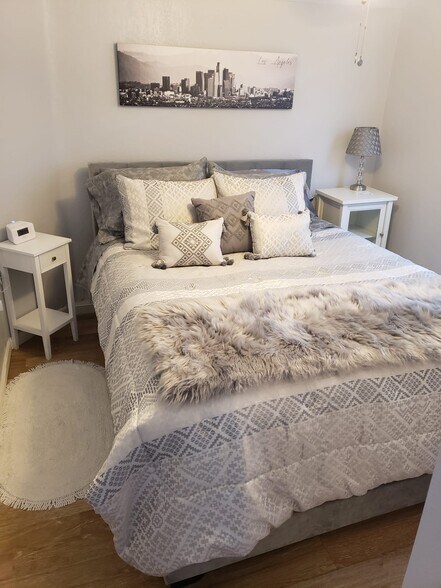 Bedroom - 737 W 19th St