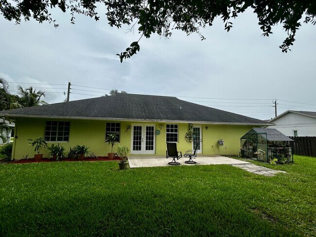 Building Photo - Western Port St. Lucie 3/2/2 with flex/roo...
